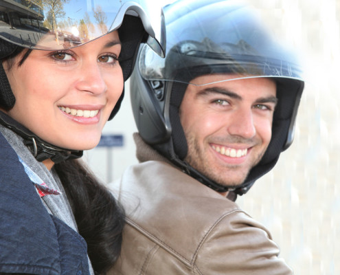Fröhliches Paar auf einem Motorrad